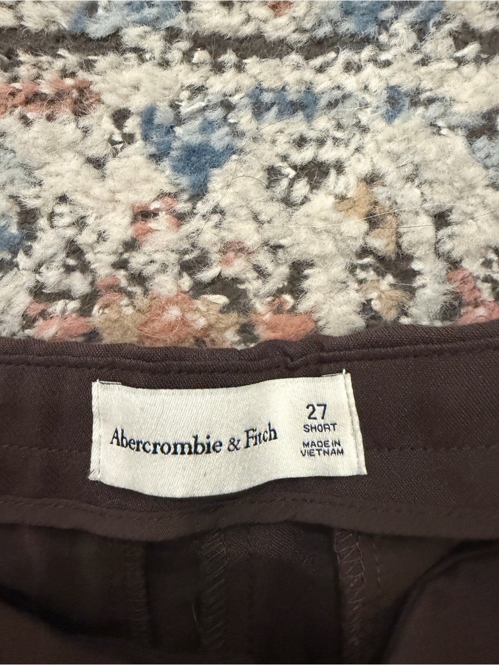 Abercrombie & Fitch Clean Waist Low Rise Tailored Wide Leg Pant in dark brown - Picture 4 of 6